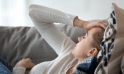 Андрей Кондрахин о влиянии магнитных бурь на здоровье и советы для Москвы UpsetDepressedYoungWomanLyingOnCouchFeelingStrongHeadache