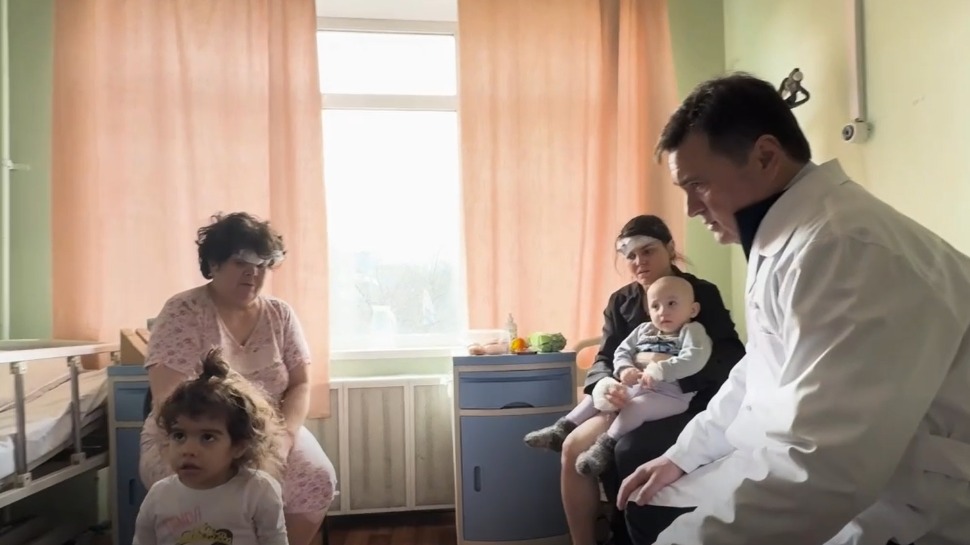 Мальчика прикрыла бабушка: Воробьев навестил в больнице пострадавших от атаки БПЛА