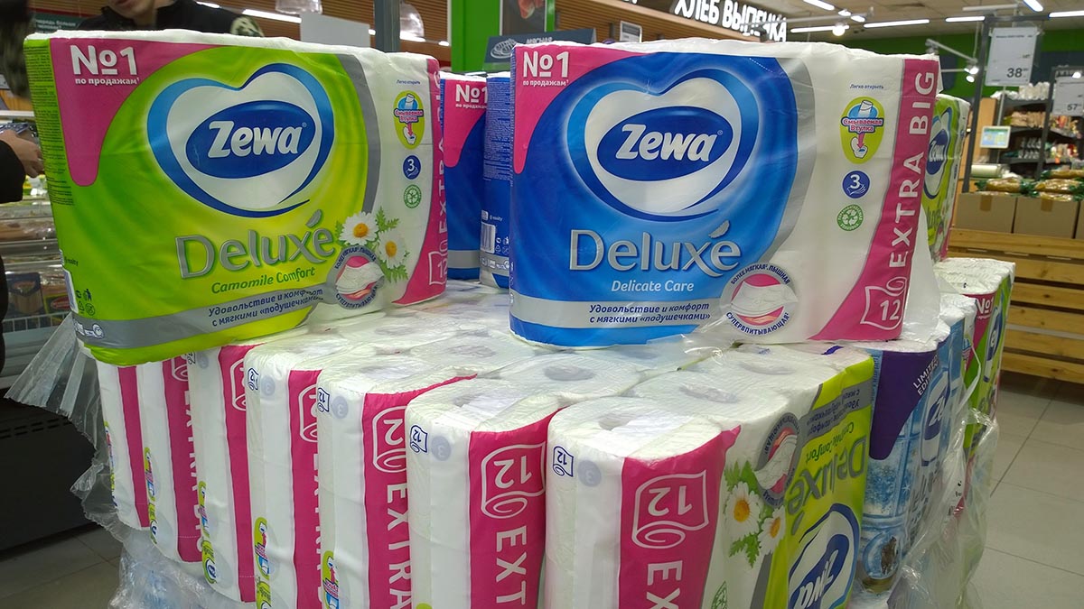 Бренд Zewa обновляет имя в России StPetersburgRussia-October242020RowsWithPaper