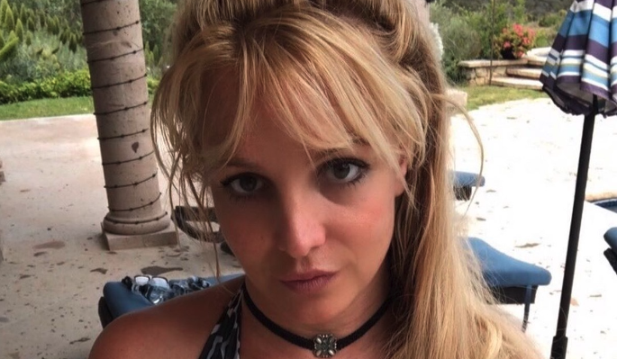 Бритни Спирс поразила откровенным танцем без штанов перед камерой