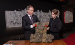 Бронежилет Героя России Сергея Чебнёва навеки в реликвиях Музея Победы bronezhilet geroya rossii sergeya chebnyova naveki v relikviyah muzeya pobedy-fabrec-ru-174316539900-0