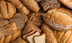 Цельнозерновой хлеб и выпечка в России что ждать от цен весной DifferentKindsOfFreshBreadAsBackgroundTopView