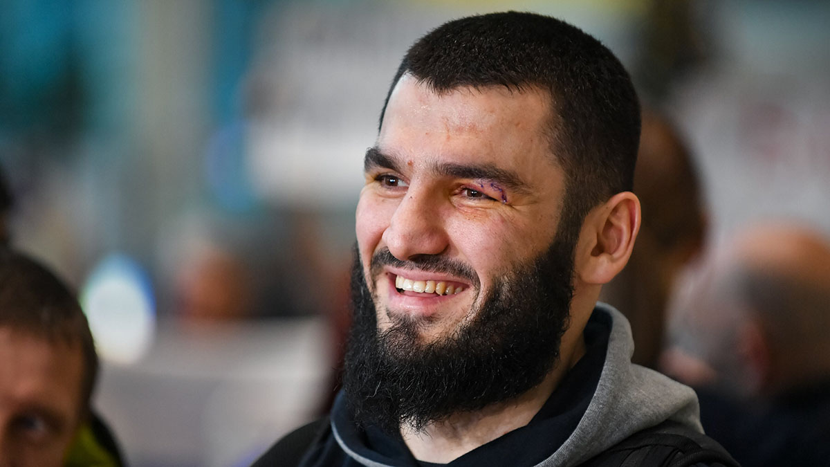 Экс-чемпион мира по боксу Артур Бетербиев и новости от ФНС Встреча чемпиона мира по боксу среди профессионалов Артура Бетербиева в аэропорту Домодедово