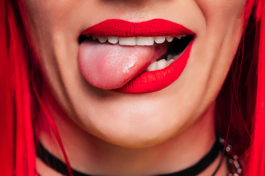 красные губы с языком