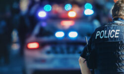 Лиллиан Макмиллан из Evangel Christian Academy Луизианы: Расследование привлекло внимание США AmericanPolicemanAndPoliceCarInTheBackground