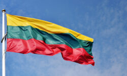 Литва укрепляет границы с Россией и Белоруссией в сотрудничестве с Евросоюзом LithuanianNationalFlagWavingOnWindAgainstBlueCloudySky