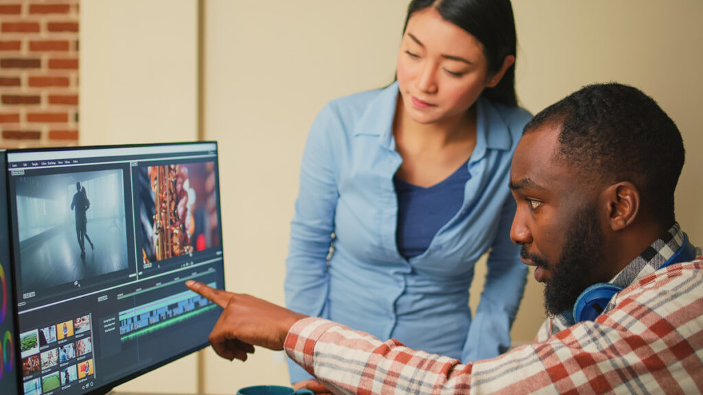 мужчина показывает женщине программу