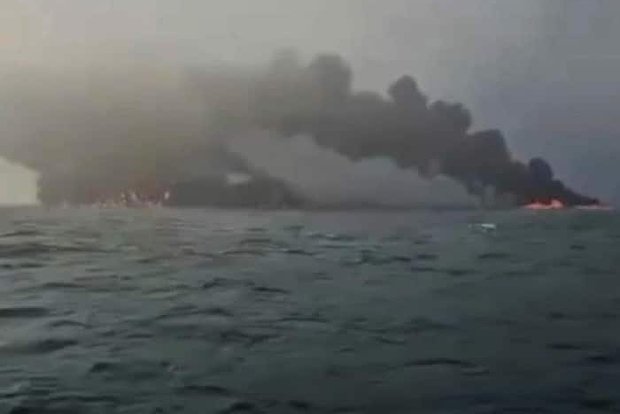 На загоревшемся у берегов Англии контейнеровозе везли цианистый натрий na zagorevshemsya u beregov anglii kontejnerovoze vezli czianistyj natrij-fabrec-ru-174163187300-0