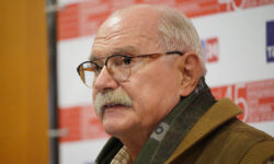 Никита Михалков и Евгений Петросян с оптимизмом опровергают слухи о здоровье Красная дорожка на открытии 45-го Московского международного кинофестиваля на Пушкинской площади