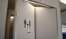 Пассажир United Airlines Исроэль Либб оспаривает инцидент в рейсе Нью-Йорк-Хьюстон passazhir isroel libb osparivaet inczident v rejse nyujorkhyuston-fabrec-ru-174283220700-0