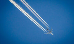 Росавиация обеспечивает безопасность полетов в Волгограде и Саратове временные меры AirplaneInBlueSkyWithPlaneTrails