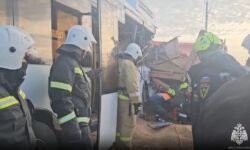 Спасатели МЧС России в Крыму помогли пострадавшим в ДТП автобуса и грузовика spasateli mchs rossii v krymu pomogli postradavshim v dtp avtobusa i gruzovika-fabrec-ru-174280024800-0