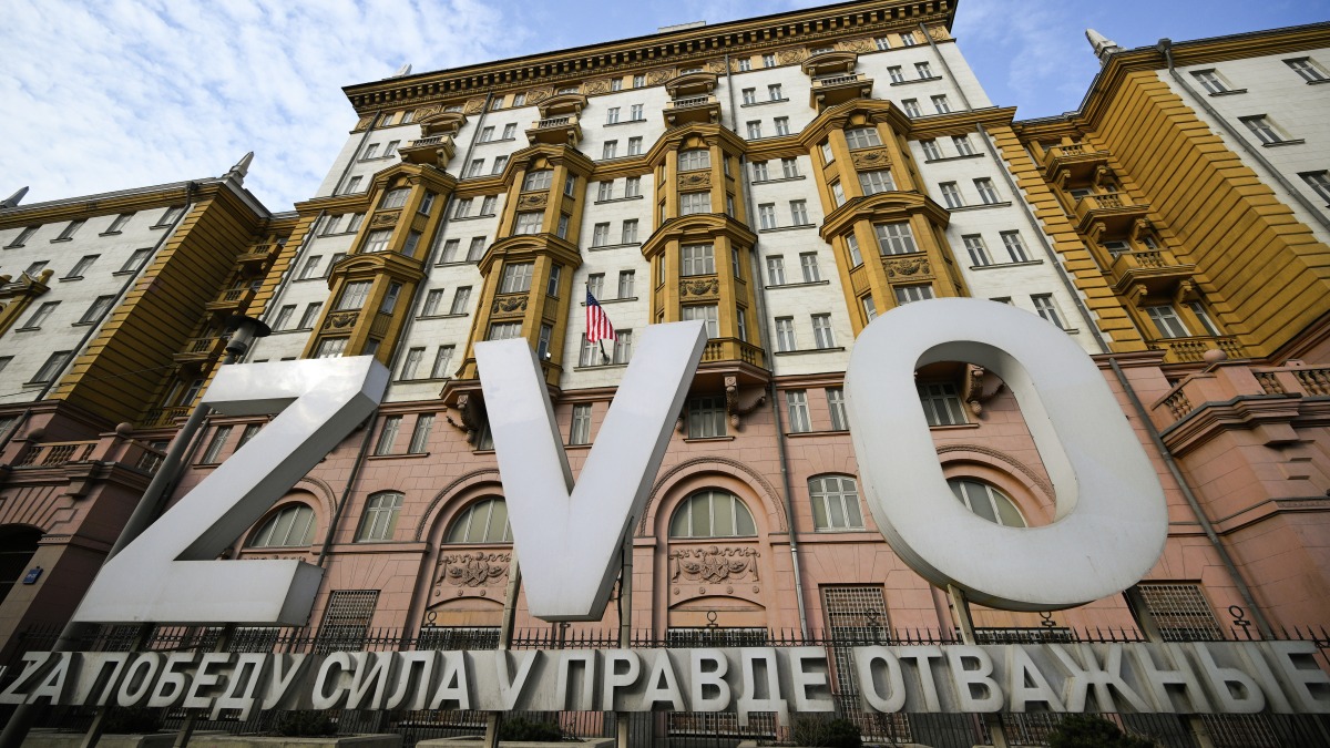 Буквы ZVO вернули к зданию посольства США в Москве