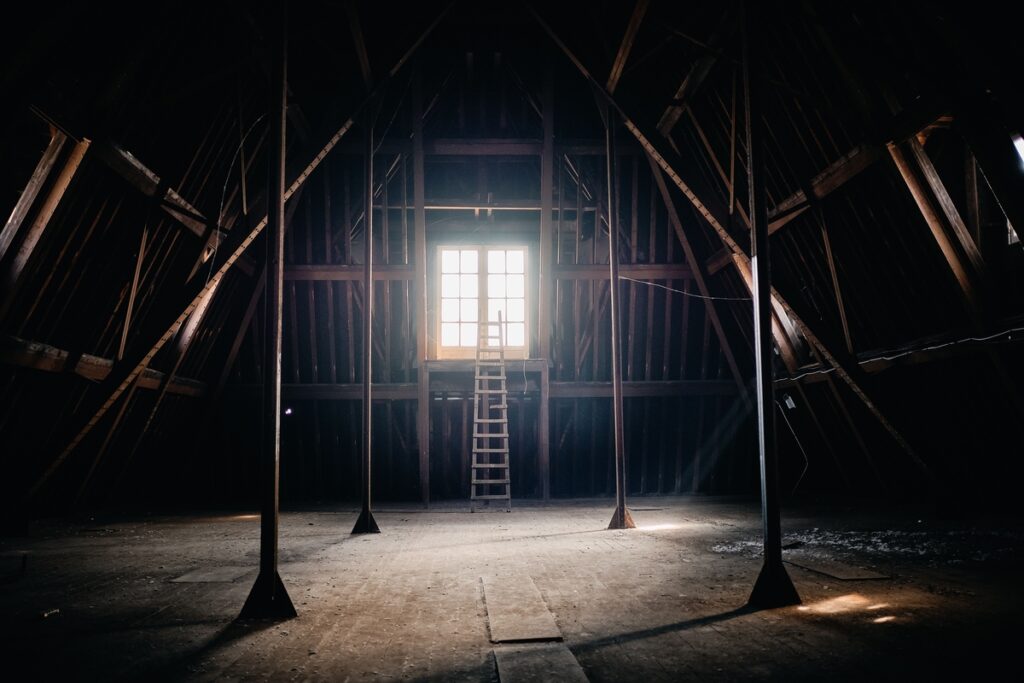 темный большой чердак