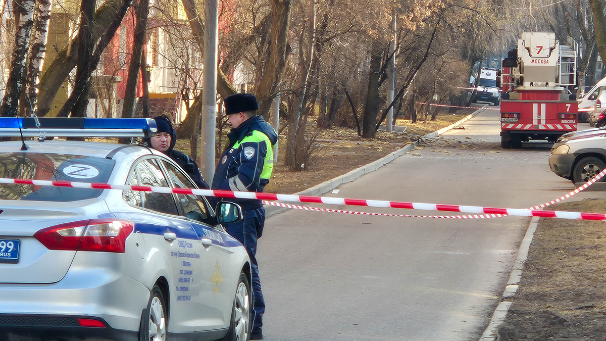 Трагедия в Домодедове: беспилотная атака унесла вторую жизнь Оперативные службы у дома на Домодедовской улице где обломки БПЛА повредили жилой дом