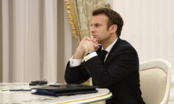 Владимир Зеленский прервал переговоры с Макроном из-за срочного диалога с прессой vladimir zelenskij prerval peregovory s makronom izza srochnogo dialoga s pressoj-fabrec-ru-174245850400-0