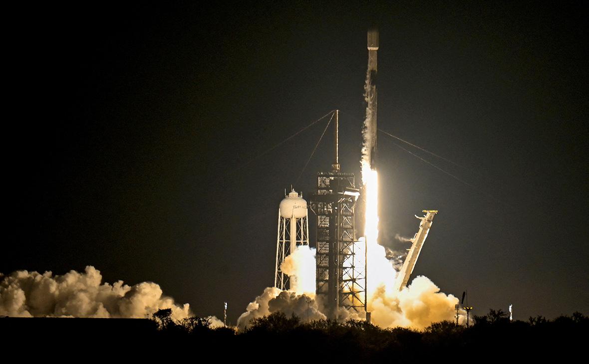 Ракета SpaceX Falcon 9 стартует со стартового комплекса-39A с лунным модулем Nova-C Athena на борту, Флорида, США, 26 февраля 2025 года (Steve Nesius / Reuters)