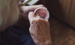 106 лет Барбаре Коллкатт мороженое и поздравления от короля и королевы 106 let barbare kollkatt morozhenoe i pozdravleniya ot korolya i korolevy-fabrec-ru-174419355600-0