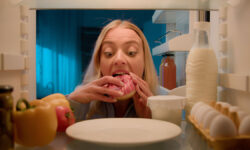 Алексей Вилков раскрыл секреты контроля аппетита и популярность кефира PointOfViewPovFromInsideRefrigeratorHungryCaucasianWoman