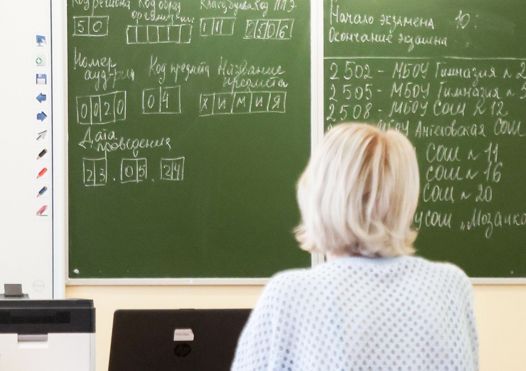 В Госдуме назвали способ сократить разницу доходов учителей и курьеров