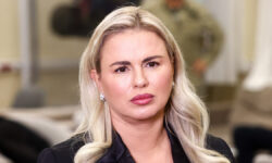 Анна Семенович и Владимир Путин в центре споров о государственных наградах Анна Семенович посетила Единый пункт отбора на военную службу по контракту в Москве