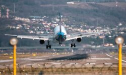 Благополучная посадка Boeing 737-800 в Сочи после нештатной ситуации на борту blagopoluchnaya posadka 737800 v sochi posle neshtatnoj situaczii na bortu-fabrec-ru-174402153600-0