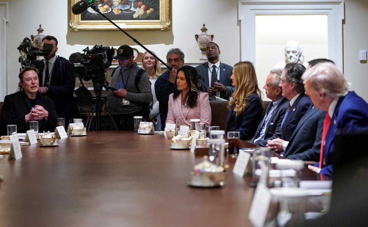 Илон Маск (крайний слева) и Дональд Трамп (крайний справа) (Nathan Howard / Reuters)