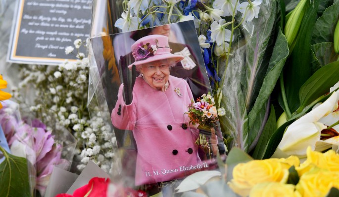 "Бабка-рептилоид": подтвердились магические способности Елизаветы II