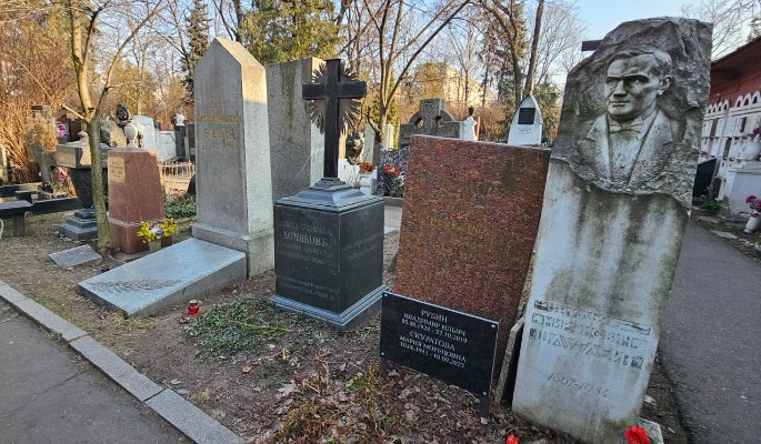 Похоронили и забыли: Петросян плюнул на могилу тестя