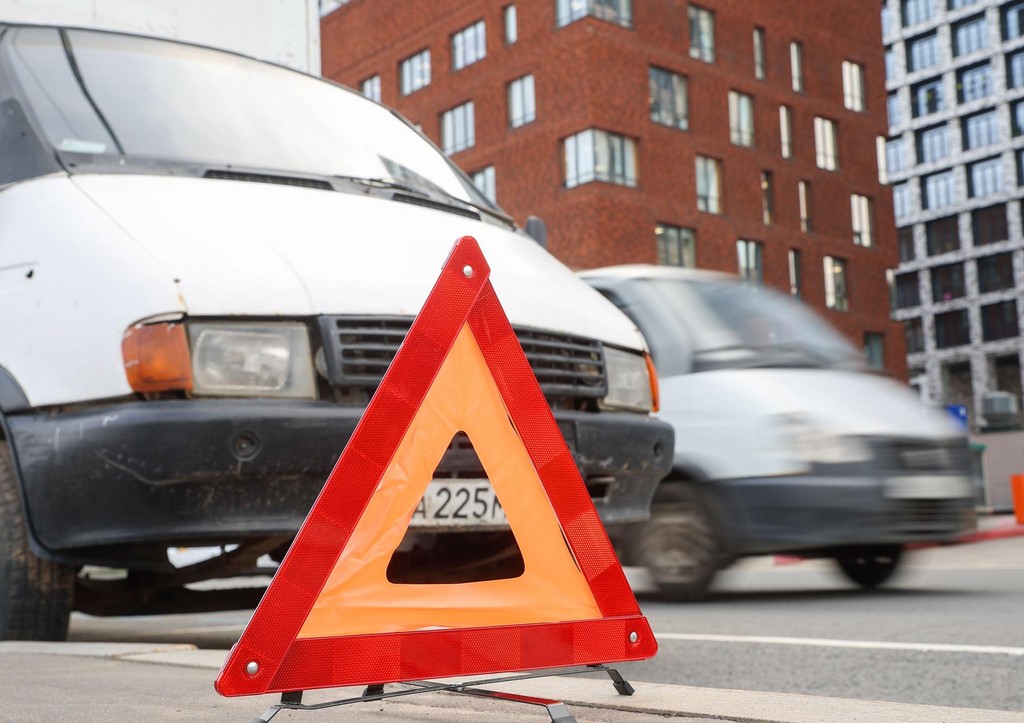 Знак аварийной остановки у автомобиля
