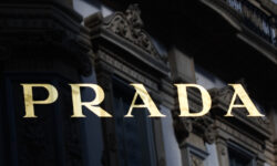 Prada и Versace открывают новую эру моды при поддержке Capri Holdings Ltd i otkryvayut novuyu eru mody pri podderzhke -fabrec-ru-174429172300-0