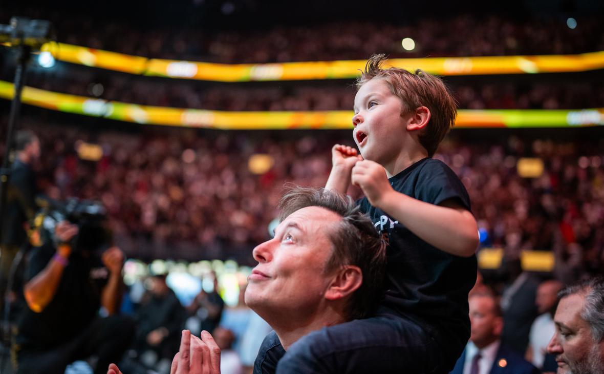 Илон Маск с четырехлетним сыном X- -12 от певицы Grimes на турнире UFC 314 (Daniel Torok / Keystone Press Agency / Global Look Press)