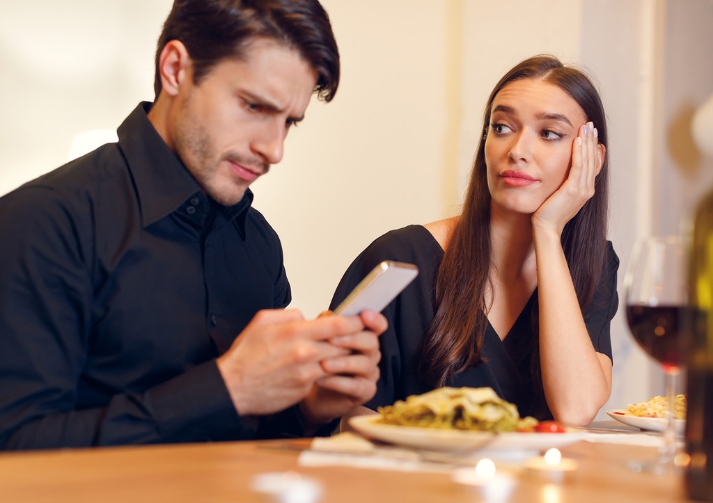 Вирус любви: как переписка убивает отношения — и что с этим делать