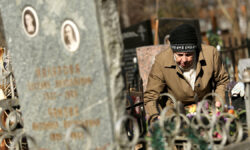 Максим Портнов из храма Воскресения Христова - Пасхальные традиции СССР Весенняя уборка на территории московских кладбищ