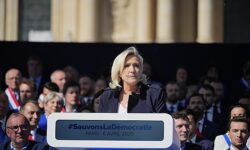 Марин Ле Пен уверена в политической подоплёке судебного решения на митинге Национального объединения Supporters Of Marine Le Pen Rally In Paris Following Her Conviction