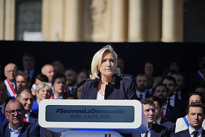 Ле Пен на митинге в Париже назвала политическим решением вынесенный ей приговор