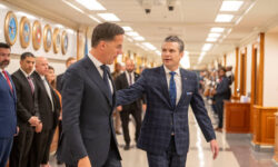 Марк Рютте и Дональд Трамп обсуждают угрозы НАТО из-за Украины и России mark ryutte i donald tramp obsuzhdayut ugrozy nato izza ukrainy i rossii-fabrec-ru-174559467400-0