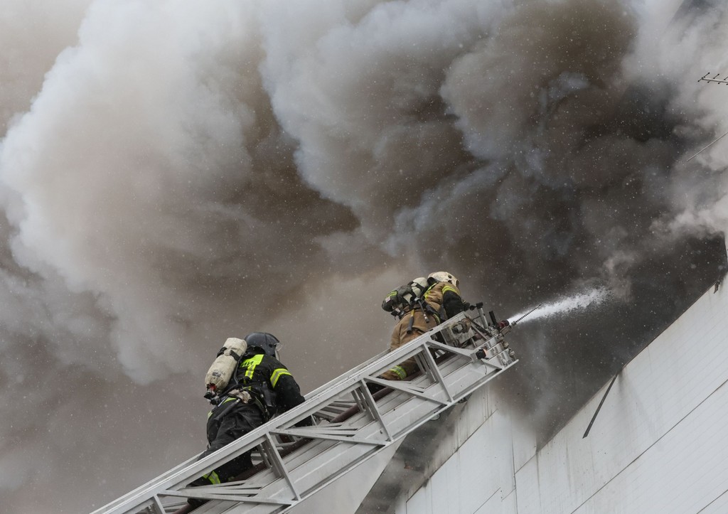Стало известно об увеличении площади пожара на заводе в Курске