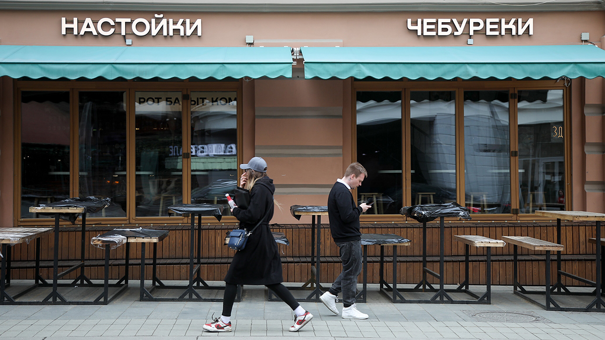 Московским рестораторам напомнили о порядке обустройства летних кафе в 2025 году