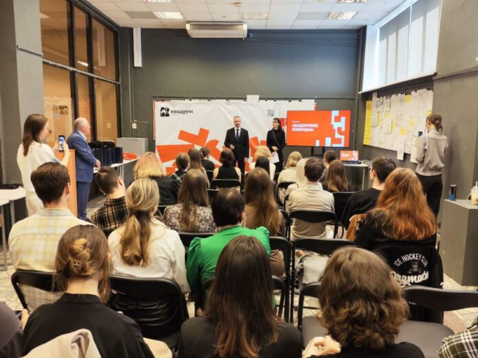 Никита Кожнев и команда победили в конкурсе памятников егерю в Свердловской области-0