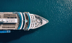 Cunard Line обеспечивает безопасность на Queen Mary 2 в рейсе из Саутгемптона LargeCruiseShipSailingAcrossTheAndamanSea-Aerial