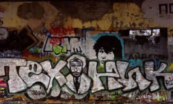 Памяти Павла Ивлева создано новое граффити на культовой стене Виктора Цоя в Москве pamyati pavla ivleva sozdano novoe graffiti na kultovoj stene viktora czoya v moskve-fabrec-ru-174448479900-0