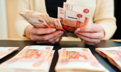 Расследование хищений с участием Алексея Смирнова и Владимира Лукина WomensHandsCountAStackOfMoneyOfABanknotes