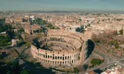 Римский Колизей почтит память Папы Франциска - подсветка погаснет 22 апреля FlightAroundColosseumInRomeItaly