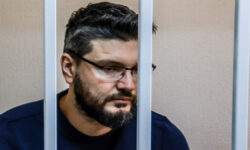 Роман Ткаченко признал вину в деле Артема Микояна и Прасковьи Ткаченко Man in court charged with murdering Stas Namin family members