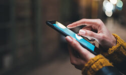 Роскачество и ВТБ раскрыли секреты защиты от мошенников в соцсетях PointFingerOnScreenMobilePhoneCloseupPersonTextingText