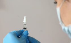 Российская вакцина от аллергии от ФМБА и Института иммунологии выйдет в 2025-2026 Вакцинация против COVID-19 назальной вакциной Спутник в ГУМ