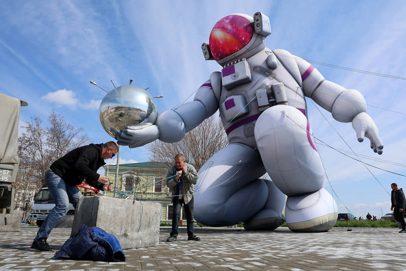 Покорять космос России нужно прежде всего для решения земных задач, полагает большинство участников опроса