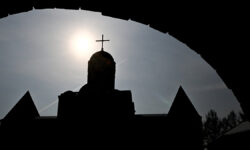 РПЦ активно защищает традиции Федор Лукьянов отмечает угрозы в медицине и образовании Первая торжественная регистрация брака в кинопарке Москино