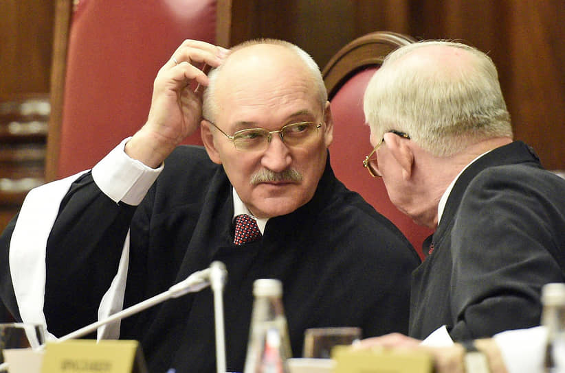 Зампред Конституционного суда Сергей Маврин (слева) и судья Конституционного суда Юрий Рудкин в 2016 году